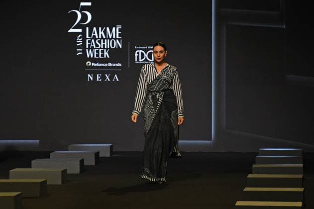 Lakme Fashion Week day two in Mumbai - 27 Mar 2025 Bollywood actress Karishma Kapoor walks on the ramp showcasing creation by Indian designer Satya Paul on the second day of the Lakme Fashion Week (LFW) in Mumbai. Mumbai India Copyright: xAshishxVaishnavx xSOPAxImagesx AVaishnav_Lakme Fashion Week day two in Mumbai (11)