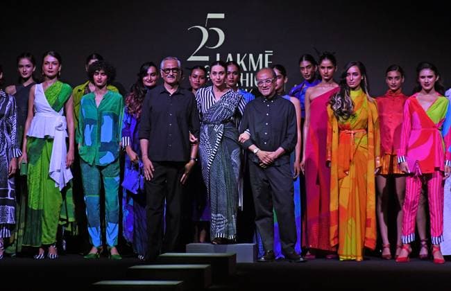 Bollywood actress Karishma Kapoor (c) poses for a photo on the ramp wearing creation by Indian designer Satya Paul on the second day of the Lakme Fashion Week (LFW) in Mumbai. Mumbai India Copyright: xAshishxVaishnavx xSOPAxImagesx AVaishnav_Lakme Fashion Week day two in Mumbai (12)