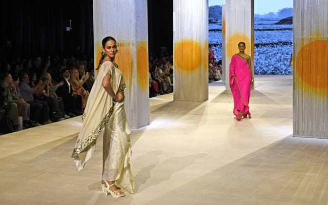 Models showcase creation by designer Nikasha for Khadi India on the second day of the Lakme Fashion Week (LFW) in Mumbai. Mumbai India Copyright: xAshishxVaishnavx xSOPAxImagesx AVaishnav_Lakme Fashion Week day two in Mumbai (16)
