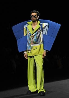 A model walks on the ramp showcasing creation by Indian designer Anurag Gupta on the second day of the Lakme Fashion Week (LFW) in Mumbai. Mumbai India Copyright: xAshishxVaishnavx xSOPAxImagesx AVaishnav_Lakme Fashion Week day two in Mumbai (4)