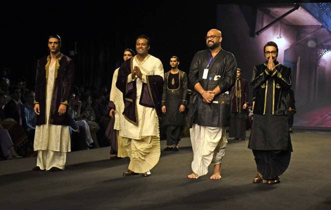 Former India Tennis player Leander Paes (second from left), designer Roy Calcutta (c) and Indian actor Prosenjit Chatterjee (R) pose for a photo wearing creation by Indian designer Roy Calcutta on the second day of the Lakme Fashion Week (LFW) in Mumbai. Mumbai India Copyright: xAshishxVaishnavx xSOPAxImagesx AVaishnav_Lakme Fashion Week day two in Mumbai (8)