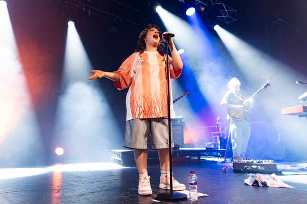 Lola Young performs at Manchester Academy Lola Young performs at Manchester Academy, Manchester, England, 27th March 2025, Credit:Mike Gray Avalon  Copyright: xMikexGrayx xAvalonx 0980280894