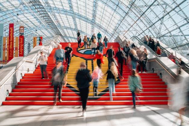 Bilder des Jahres 2025, News 03 März News Themen der Woche KW13 Leipziger Buchmesse 2025 Treppe mit Logo der Leipziger Buchmesse waehrend der Leipziger Buchmesse - Tag 2 - auf der Messengleande Leipzig am 28. March 2025 bei Leipzg, Sachsen, Germany *** Leipzig Book Fair 2025 Staircase with logo of the Leipzig Book Fair during the Leipzig Book Fair Day 2 at the Messengleande Leipzig on March 28, 2025 near Leipzg, Sachsen, Germany