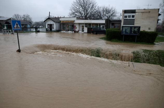 News Themen der Woche KW13 News Bilder des Tages Orahovica Flood Rescue workers and residents are seen during a flood due to heavy rain and the River Vucica overflows in Orahovica, Croatia on March 28, 2025.  DavorxJavorovic PIXSELL