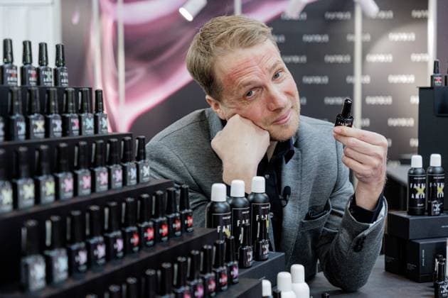 28.03.2025. Düsseldorf. Beauty 2025. Oliver Pocher am Stand von GOLDBERG Lifestyle FAYBLE, Der Komiker und Moderator gibt eine Autogrammstunde am Stand seines Unternehmens FAYBLE, das Raumdüfte und UV-Nagellack herstellt. Düsseldorf Messe Nordrhein-Westfalen Deutschland *** 28 03 2025 Düsseldorf Beauty 2025 Oliver Pocher at the GOLDBERG Lifestyle FAYBLE stand, The comedian and presenter gives an autograph session at the stand of his company FAYBLE, which produces room fragrances and UV nail polish Düsseldorf Messe Nordrhein Westfalen Germany