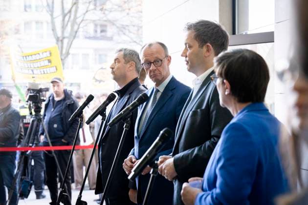Bilder des Jahres 2025, News 03 März News Themen der Woche KW13 News Bilder des Tages Friedrich Merz, Markus Söder, Lars Klingbeil, Saskia Esken Hauptverhandlungsgruppe, Regierungskoalition, Willy-Brandt-Haus, Auftaktstatement, Parteivorsitzende, CDU, Friedrich Merz, CSU, Ministerpräsident, Markus Söder, SPD, Lars Klingbeil, Saskia Esken Berlin Berlin GER *** Friedrich Merz, Markus Söder, Lars Klingbeil, Saskia Esken Main negotiating group, governing coalition, Willy Brandt House, opening statement, party chairmen, CDU, Friedrich Merz, CSU, Prime Minister, Markus Söder, SPD, Lars Klingbeil, Saskia Esken Berlin Berlin GER