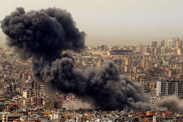 Bilder des Jahres 2025, News 03 März News Themen der Woche KW13 News Bilder des Tages Nahostkonflikt, Libanon, israelische Luftangriffe auf Beirut March 28, 2025, Baabda, Baabda, Lebanon: Heavy smoke billows from an Israeli air raid on Beirut southern suburb. Israel carried out its first air strikes in southern Lebanon, a hotbed of pro-Iranian Hezbollah since 19 November after its defense minister threatened Beirut over new rocket fire, rattling an already fragile truce that largely ended more than a year of hostilities with Hezbollah. Baabda Lebanon - ZUMAn313 20250328_zip_n313_001 Copyright: xMarwanxNaamanix