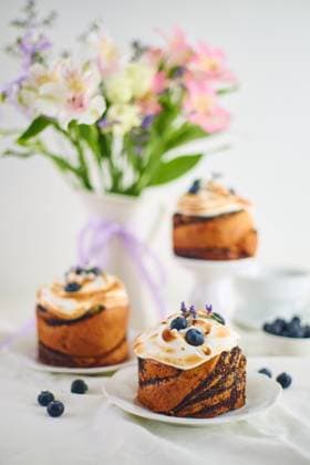 Traditionelle Osterkuchen auf einem festlichen Tisch, dekoriert mit frischen Blumen und bunt bemalten Ostereiern. Traditional Easter cakes on festive table decorated with fresh flowers and colorful painted Easter eggs. Kulich is kind of Easter bread that is traditional in the Orthodox Christian faith Copyright: xZoonar.com BurakovaxIrinax 23092328