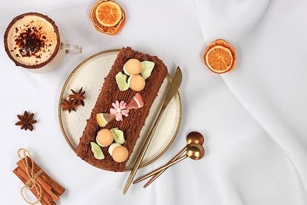 Hausgemachte köstliche Tiramisu, Biskuitkuchen oder Kuchen mit süßer Marmelade, Sahne, Nüsse, Zimt und Milch trinken Eierlikör mit Kakao. Konzept der modernen Bäckerei, festliche Leckerei und Werbung für Café und Restaurant Hausgemachte köstliche Tiramisu, Biskuitkuchen oder Kuchen mit süßer Marmelade, Sahne, Nüsse, Zimt und Milch trinken Eierlikör mit Kakao. Konzept der modernen Bäckerei, festliche Leckerei und Werbung für Café und Restaurant Copyright: xZoonar.com SvetlanaxBalynx 23090760