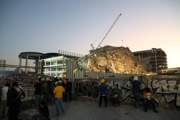 Bilder des Jahres 2025, News 03 März News Themen der Woche KW13 News Bilder des Tages Thailand: Construction buildings in Bangkok collapse after earthquake After the Thai Meteorological Department reported an earthquake measuring 8.2 on the Richter scale at a depth of 10 kilometers in Mandalay, Myanmar, the capital of Thailand, Bangkok, felt the tremors and caused the new Building of the Auditor General Office, which was under construction in Chatuchak, to collapse, resulting in injuries and deaths. All Thai rescue agencies rushed to search and rescue survivors trapped under the debris. Bangkok Thailand Copyright: AdirachxToumlamoon