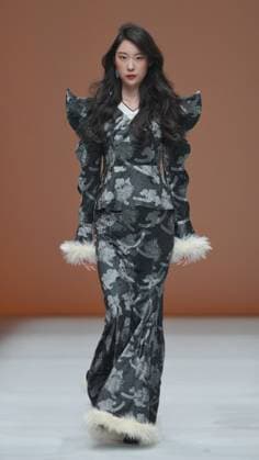 China Fashion Week in Peking, BODPASHOW Join Hands Modenschau BEIJING, CHINA - MARCH 28: A model walks the runway to display creations from the BODPASHOW.Join Hands in Labrang collection on day 9 of China Fashion Week A W2025 at 798Â·751 PARK on March 28, 2025 in Beijing, China.  Copyright: xVCGx 111557904642
