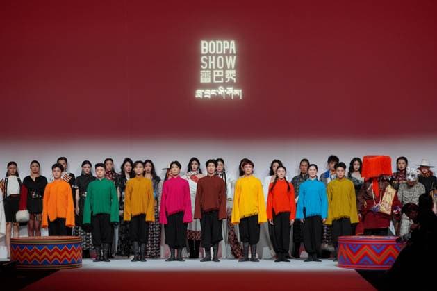 China Fashion Week in Peking, BODPASHOW Join Hands Modenschau BEIJING, CHINA - MARCH 28: Models walk the runway to display creations from the BODPASHOW.Join Hands in Labrang collection on day 9 of China Fashion Week A W2025 at 798Â·751 PARK on March 28, 2025 in Beijing, China.  Copyright: xVCGx 111557904649