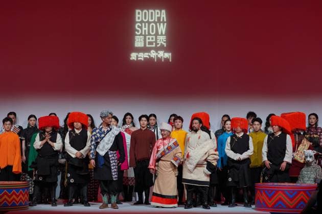 China Fashion Week in Peking, BODPASHOW Join Hands Modenschau BEIJING, CHINA - MARCH 28: Models walk the runway to display creations from the BODPASHOW.Join Hands in Labrang collection on day 9 of China Fashion Week A W2025 at 798Â·751 PARK on March 28, 2025 in Beijing, China.  Copyright: xVCGx 111557904650