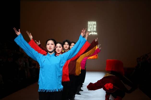 China Fashion Week in Peking, BODPASHOW Join Hands Modenschau BEIJING, CHINA - MARCH 28: Models walk the runway to display creations from the BODPASHOW.Join Hands in Labrang collection on day 9 of China Fashion Week A W2025 at 798Â·751 PARK on March 28, 2025 in Beijing, China.  Copyright: xVCGx 111557904591