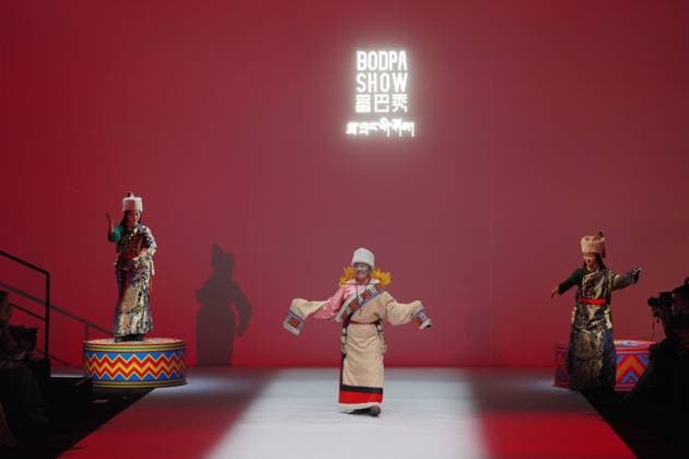 China Fashion Week in Peking, BODPASHOW Join Hands Modenschau BEIJING, CHINA - MARCH 28: A model walks the runway to display creations from the BODPASHOW.Join Hands in Labrang collection on day 9 of China Fashion Week A W2025 at 798Â·751 PARK on March 28, 2025 in Beijing, China.  Copyright: xVCGx 111557904593