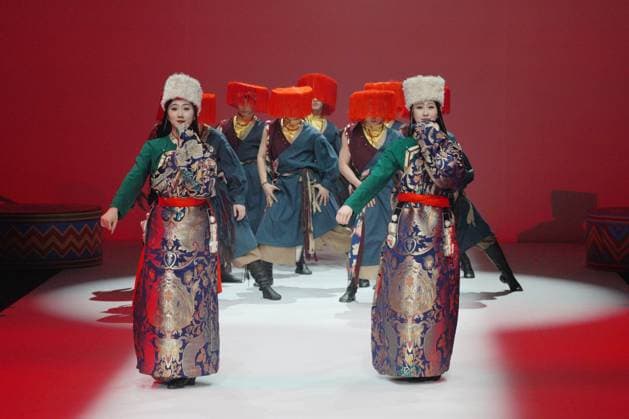 China Fashion Week in Peking, BODPASHOW Join Hands Modenschau BEIJING, CHINA - MARCH 28: Models walk the runway to display creations from the BODPASHOW.Join Hands in Labrang collection on day 9 of China Fashion Week A W2025 at 798Â·751 PARK on March 28, 2025 in Beijing, China.  Copyright: xVCGx 111557904594