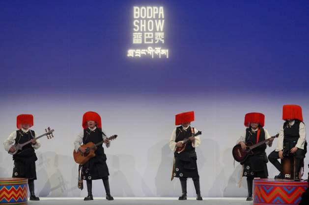 China Fashion Week in Peking, BODPASHOW Join Hands Modenschau BEIJING, CHINA - MARCH 28: Models walk the runway to display creations from the BODPASHOW.Join Hands in Labrang collection on day 9 of China Fashion Week A W2025 at 798Â·751 PARK on March 28, 2025 in Beijing, China.  Copyright: xVCGx 111557904604