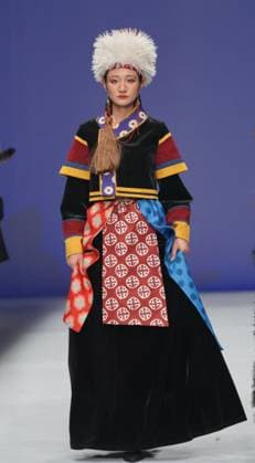 China Fashion Week in Peking, BODPASHOW Join Hands Modenschau BEIJING, CHINA - MARCH 28: A model walks the runway to display creations from the BODPASHOW.Join Hands in Labrang collection on day 9 of China Fashion Week A W2025 at 798Â·751 PARK on March 28, 2025 in Beijing, China.  Copyright: xVCGx 111557904610