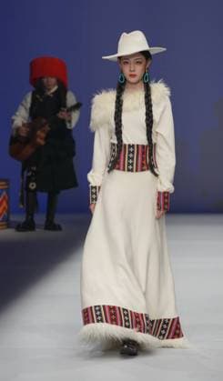 China Fashion Week in Peking, BODPASHOW Join Hands Modenschau BEIJING, CHINA - MARCH 28: A model walks the runway to display creations from the BODPASHOW.Join Hands in Labrang collection on day 9 of China Fashion Week A W2025 at 798Â·751 PARK on March 28, 2025 in Beijing, China.  Copyright: xVCGx 111557904612
