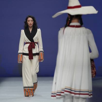 China Fashion Week in Peking, BODPASHOW Join Hands Modenschau BEIJING, CHINA - MARCH 28: Models walk the runway to display creations from the BODPASHOW.Join Hands in Labrang collection on day 9 of China Fashion Week A W2025 at 798Â·751 PARK on March 28, 2025 in Beijing, China.  Copyright: xVCGx 111557904619