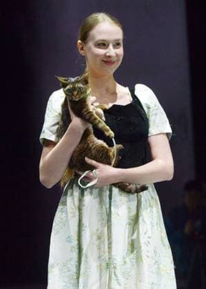 Shanghai Fashion Week, Modenschau mit Haustieren SHANGHAI, CHINA - MARCH 28: A model holding a pet cat walks the runway during 2025 Petjoy Fashion Week at Shanghai Fashion Center on March 28, 2025 in Shanghai, China. The eagerly anticipated 2025 Petjoy Fashion Week will be held on March 28-30 at the Shanghai Fashion Center, bringing together pet lovers, designers and trendsetters from around the world for a special celebration of pet fashion.  Copyright: xVCGx 111557934115