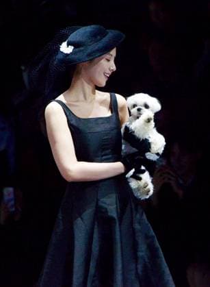 Shanghai Fashion Week, Modenschau mit Haustieren SHANGHAI, CHINA - MARCH 28: A model holding a pet dog walks the runway during 2025 Petjoy Fashion Week at Shanghai Fashion Center on March 28, 2025 in Shanghai, China. The eagerly anticipated 2025 Petjoy Fashion Week will be held on March 28-30 at the Shanghai Fashion Center, bringing together pet lovers, designers and trendsetters from around the world for a special celebration of pet fashion.  Copyright: xVCGx 111557934127