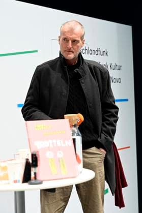 Robert Seethaler beim Gespräch zum Buch Trotteln am Messestand von Deutschlandfunk Deutschlandradio in Halle 2 auf der Leipziger Buchmesse 2025 auf dem Messegelände. Leipzig, 28.03.2025 *** Robert Seethaler in conversation about the book Trotteln at the Deutschlandfunk Deutschlandradio stand in Hall 2 at the Leipzig Book Fair 2025 at the Leipzig Exhibition Center, 28 03 2025 Foto:xM.xWehnertx xFuturexImagex trotteln_5305