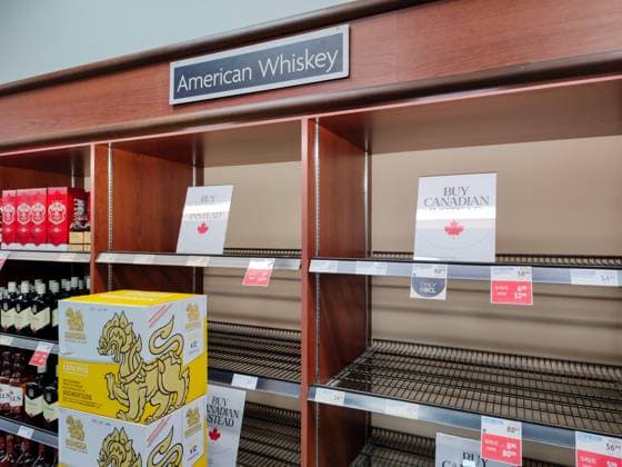 Kanada, Eindrücke aus Supermarkt in Vancouver VANCOUVER, CANADA - MARCH 28: Tags reading Buy Canadian Instead are seen on the empty shelf of American whiskey at a supermarket on March 28, 2025 in Vancouver, Canada. In response to US President Donald Trump s tariff threats, Canadians have adopted a Buy Canada approach, choosing domestic goods over American ones and canceling trips south of the border.  Copyright: xVCGx 111558011241