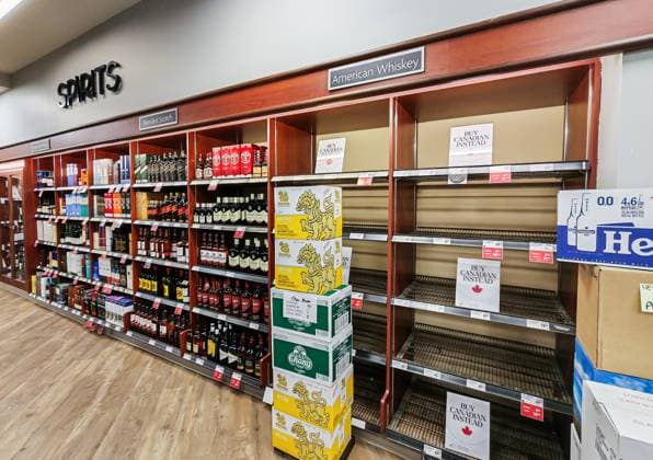Kanada, Eindrücke aus Supermarkt in Vancouver VANCOUVER, CANADA - MARCH 28: Tags reading Buy Canadian Instead are seen on the empty shelf of American whiskey at a supermarket on March 28, 2025 in Vancouver, Canada. In response to US President Donald Trump s tariff threats, Canadians have adopted a Buy Canada approach, choosing domestic goods over American ones and canceling trips south of the border.  Copyright: xVCGx 111558011242