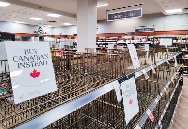 News Bilder des Tages Kanada, Eindrücke aus Supermarkt in Vancouver VANCOUVER, CANADA - MARCH 28: Tags reading Buy Canadian Instead are seen on the empty shelf of American products at a supermarket on March 28, 2025 in Vancouver, Canada. In response to US President Donald Trump s tariff threats, Canadians have adopted a Buy Canada approach, choosing domestic goods over American ones and canceling trips south of the border.  Copyright: xVCGx 111558011237