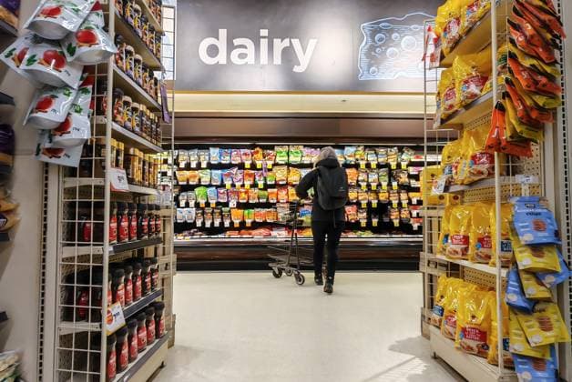 Kanada, Eindrücke aus Supermarkt in Vancouver VANCOUVER, CANADA - MARCH 28: A consumer selects products at a supermarket on March 28, 2025 in Vancouver, Canada. In response to US President Donald Trump s tariff threats, Canadians have adopted a Buy Canada approach, choosing domestic goods over American ones and canceling trips south of the border.  Copyright: xVCGx 111558011231
