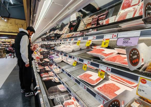Kanada, Eindrücke aus Supermarkt in Vancouver VANCOUVER, CANADA - MARCH 28: Meat products on the shelves are labelled with the Canadian flag tags at a supermarket on March 28, 2025 in Vancouver, Canada. In response to US President Donald Trump s tariff threats, Canadians have adopted a Buy Canada approach, choosing domestic goods over American ones and canceling trips south of the border.  Copyright: xVCGx 111558011236