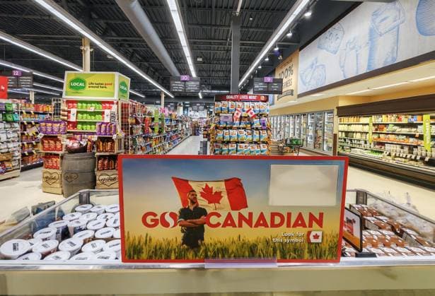 Kanada, Eindrücke aus Supermarkt in Vancouver VANCOUVER, CANADA - MARCH 28: Products on the shelves are labelled with the Canadian flag tags at a supermarket on March 28, 2025 in Vancouver, Canada. In response to US President Donald Trump s tariff threats, Canadians have adopted a Buy Canada approach, choosing domestic goods over American ones and canceling trips south of the border.  Copyright: xVCGx 111558011219