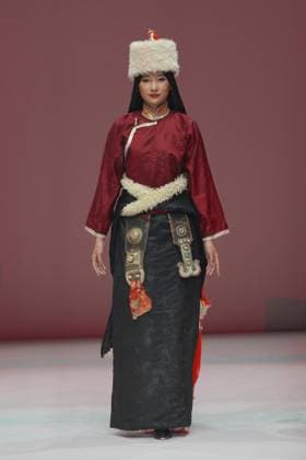 China Fashion Week in Peking, BODPASHOW Join Hands Modenschau BEIJING, CHINA - MARCH 28: A model walks the runway at the BODPASHOW.Join Hands in Labrang collection show on day 9 of China Fashion Week A W2025 at 798Â·751 PARK on March 28, 2025 in Beijing, China.  Copyright: xVCGx 111557904599