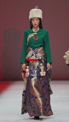 China Fashion Week in Peking, BODPASHOW Join Hands Modenschau BEIJING, CHINA - MARCH 28: A model walks the runway at the BODPASHOW.Join Hands in Labrang collection show on day 9 of China Fashion Week A W2025 at 798Â·751 PARK on March 28, 2025 in Beijing, China.  Copyright: xVCGx 111557904600