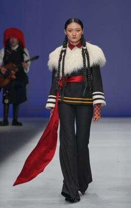 China Fashion Week in Peking, BODPASHOW Join Hands Modenschau BEIJING, CHINA - MARCH 28: A model walks the runway at the BODPASHOW.Join Hands in Labrang collection show on day 9 of China Fashion Week A W2025 at 798Â·751 PARK on March 28, 2025 in Beijing, China.  Copyright: xVCGx 111557904606