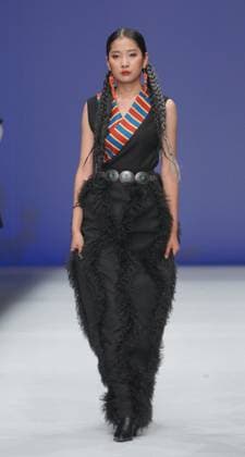 China Fashion Week in Peking, BODPASHOW Join Hands Modenschau BEIJING, CHINA - MARCH 28: A model walks the runway at the BODPASHOW.Join Hands in Labrang collection show on day 9 of China Fashion Week A W2025 at 798Â·751 PARK on March 28, 2025 in Beijing, China.  Copyright: xVCGx 111557904608