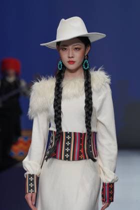 China Fashion Week in Peking, BODPASHOW Join Hands Modenschau BEIJING, CHINA - MARCH 28: A model walks the runway at the BODPASHOW.Join Hands in Labrang collection show on day 9 of China Fashion Week A W2025 at 798Â·751 PARK on March 28, 2025 in Beijing, China.  Copyright: xVCGx 111557904613