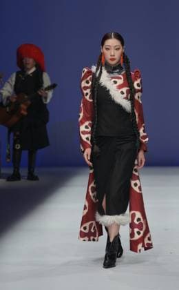 China Fashion Week in Peking, BODPASHOW Join Hands Modenschau BEIJING, CHINA - MARCH 28: A model walks the runway at the BODPASHOW.Join Hands in Labrang collection show on day 9 of China Fashion Week A W2025 at 798Â·751 PARK on March 28, 2025 in Beijing, China.  Copyright: xVCGx 111557904616