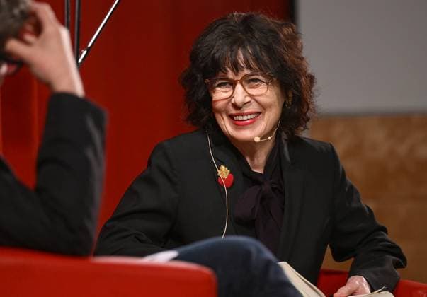 Lesung der Monika Helferim Pfarrsaal in BAd Ischl, im Rahmen der Kulturinstitution Literaturschiff, fotografiert am 28.03.25. Das Bild zeigt die österreichische Schriftstellerin und Trägerin des Österreichisches Ehrenkreuzes für Wissenschaft und Kunst I. Klasse, Monika Helfer während der Lesung mit dem Mitbegründer des Literaturschiffes und Moderator Winfried Kronsteiner 2022 - Lesung der Monika Helferim Pfarrsaal in BAd Ischl, im Rahmen der Kulturinstitution Literaturschiff, am 28.03.25 *** Reading by Monika Helferin the parish hall in BAd Ischl, as part of the cultural institution Ship of Literature, photographed on 28 03 25 The picture shows the Austrian writer and recipient of the Austrian Cross of Honor for Science and Art I Cl