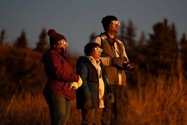 News Bilder des Tages March 29, 2025, Halifax, Ns, Canada: People wear protective glasses while watching a partial solar eclipse in Halifax on Saturday, March 29, 2025. Halifax Canada  - ZUMAc35_ 20250329_zaf_c35_002 Copyright: xDarrenxCalabresex