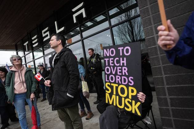 March 29, 2025, Vancouver, Bc, CANADA: People protest outside a Tesla showroom in Vancouver, on Saturday, March 29, 2025. Vancouver CANADA  - ZUMAc35_ 20250329_zaf_c35_053 Copyright: xDarrylxDyckx