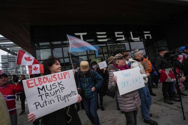 March 29, 2025, Vancouver, Bc, CANADA: People protest outside a Tesla showroom in Vancouver, on Saturday, March 29, 2025. Vancouver CANADA  - ZUMAc35_ 20250329_zaf_c35_056 Copyright: xDarrylxDyckx