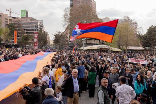 Bilder des Jahres 2025, News 03 März News Themen der Woche KW13 News Bilder des Tages Armenia Protesters Seek Karabakh Return People carry a massive Artsakh flag during a rally at Freedom Square in Yerevan, Armenia on March 29, 2025. The demonstration supports the rights of Nagorno-Karabakh Armenians and demands measures to prevent emigration and ensure dignified living conditions. Yerevan Yerevan Armenia Copyright: xAnthonyxPizzoferratox