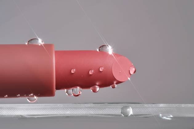 Klassischer Lippenstift mit Wassertropfen auf neutralem Hintergrund. Klassischer Lippenstift mit Wassertropfen auf neutralem Hintergrund. Copyright: xZoonar.com MAREVGENNAx 23101630