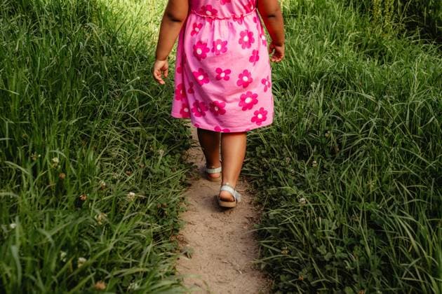 Creative Highlights Symbolfotos Young girl in nature exploring and playing outdoors South Africa, Western Cape, Cape Town R_YNJN25031767-1679022-01 ,model released, Symbolfoto