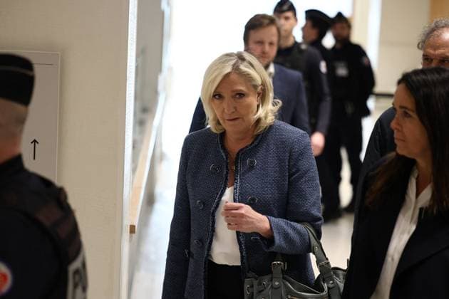 News Themen der Woche KW14 News Bilder des Tages Bilder des Jahres 2025, News 03 März Marine Le Pen and Rn Partys Trial Verdict - Paris President of the parliamentary group of the French far-right Rassemblement National (RN) party, Marine Le Pen and her lawyer Rodolphe Bosselut arrive at the Paris courthouse for her trial verdict on suspicion of embezzlement of European public funds, in Paris, France on March 31, 2025. A French court on March 31 will rule in the trial of far-right leader Marine Le Pen over an alleged fake jobs scam at the EU parliament, a verdict which could ruin her chances of standing in the next presidential elections in two years. Photo by Raphael Lafargue ABACAPRESS.COM Paris Ile-de-France France  Copyright: xLafarguexRaphael ABACAx