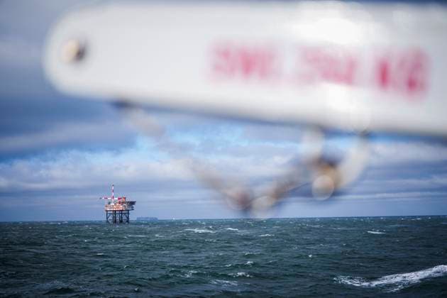 Der Bundesvorsitzende der Gruenen, Felix Banaszak besichtigt an Bord einen Faehrschiffes die Gasfoerderungsplattform des niederlaendischen Energieunternehmens One-Dyas vor Borkum, begleitet von Umweltministerin Steffi Lemke und dem Sprecher der Jungen Gruenen Jakob Blasel Borkum, 07.02.2025. Borkum Deutschland *** The Federal Chairman of the Green Party, Felix Banaszak, visits the gas production platform of the Dutch energy company One Dyas off Borkum on board a ferry, accompanied by Environment Minister Steffi Lemke and the spokesman of the Young Greens Jakob Blasel Borkum, 07 02 2025 Borkum Germany Copyright: xDominikxButzmannx