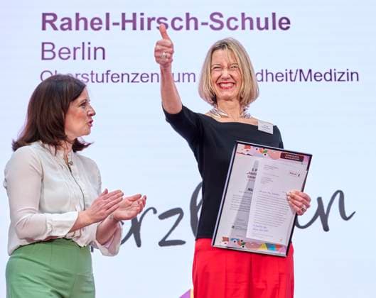Deutscher Lehrkräftepreis - Vorbildliche Schulleitung EUR,Deutschland, Berlin, 31.03.2025: Daumen hoch v.l.n.r. Katharina Günther-Wünsch (Senatorin für Bildung-Berlin) und Nicole Verdenhalven (Rahel-Hirsch-Schule) der 3. Preis geht nach berlin Unterricht Innovativ 2024 - Deutscher Lehrkräftepreis wird in der Wettbewerbskategorie Vorbildliche Schulleitung wird mit drei Preisen geehrt. Der 1. Preis geht an Andrea Franke von der Willy-Brandt Schule in Berlin-Wedding einer Integrierten Sekundarschule. Der 2. Preis geht an Carten Bangert, Philipp Wetzel und Markus Burster von der Maria-Gress-Schule in Ilffezheim einer Verbundschule aus Baden-Württemberg sowie der 3.Preis an Nicole Verdenhalven von der Rahel-Hirsch-Schule einem Oberst