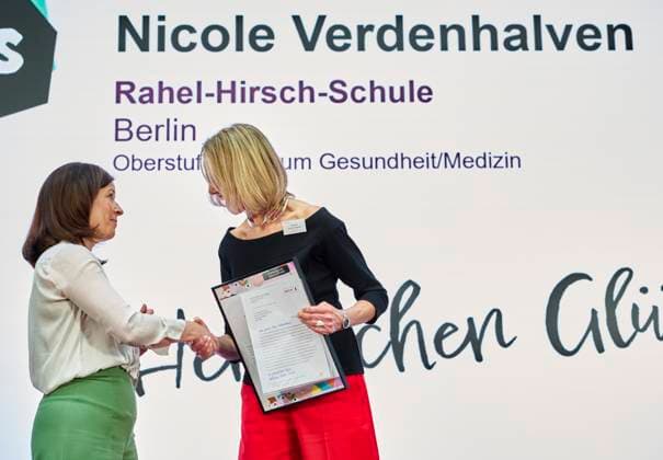 Deutscher Lehrkräftepreis - Vorbildliche Schulleitung EUR,Deutschland, Berlin, 31.03.2025: v.l.n.r. Katharina Günther-Wünsch (Senatorin für Bildung-Berlin) gratuliert Nicole Verdenhalven (Rahel-Hirsch-Schule) der 3. Preis geht nach berlin Unterricht Innovativ 2024 - Deutscher Lehrkräftepreis wird in der Wettbewerbskategorie Vorbildliche Schulleitung wird mit drei Preisen geehrt. Der 1. Preis geht an Andrea Franke von der Willy-Brandt Schule in Berlin-Wedding einer Integrierten Sekundarschule. Der 2. Preis geht an Carten Bangert, Philipp Wetzel und Markus Burster von der Maria-Gress-Schule in Ilffezheim einer Verbundschule aus Baden-Württemberg sowie der 3.Preis an Nicole Verdenhalven von der Rahel-Hirsch-Schule einem Oberstufenz